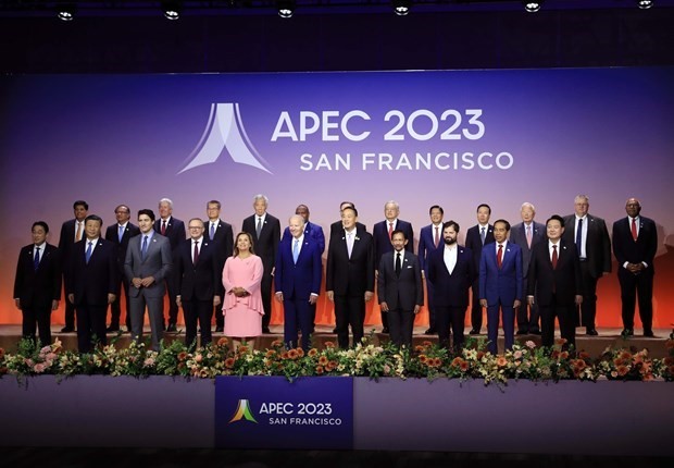 Le Président Vo Van Thuong (2e rang, 4e à partir de la droite) et d’autres dirigeants lors de la Semaine des dirigeants économiques de l’APEC 2023, à San Francisco, aix États-Unis. Photo : VNA.