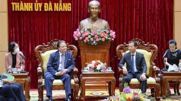 Le secrétaire du Comité municipal du Parti, Nguyên Van Quang (à droite), et l'ambassadeur des Etats-Unis au Vietnam Marc E. Knapper. Photo : VNA.