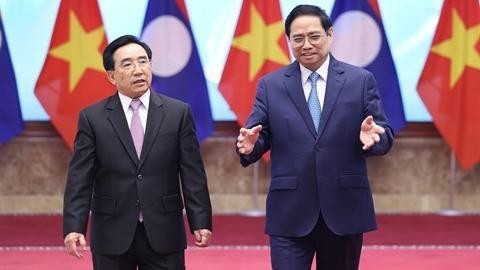Le Premier ministre Pham Minh Chinh (à droite) et son homologue lao Phankham Viphavanh ont lancé l’Année de la solidarité et de l’amitié Vietnam - Laos, Laos - Vietnam 2022. Photo : VNA.