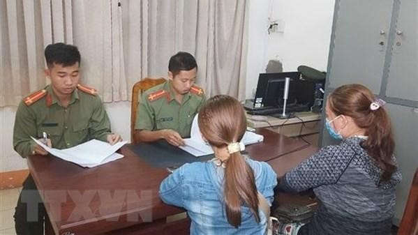 Des citoyens vietnamiens à l'agence compétente locale. Photo : VNA