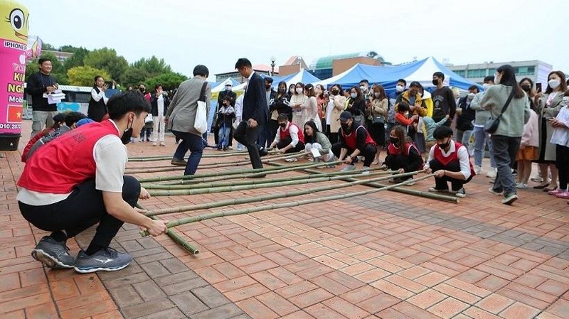 La danse nhảy sạp (perches de bambou) lors du festival de la communauté vietnamienne à Jeonnam-Gwangju. Photo: baoquocte