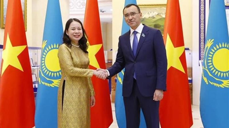 La vice-présidente Vo Thi Anh Xuan et le président du Sénat du Kazakhstan, Maulen Ashimbaev. Photo: VNA