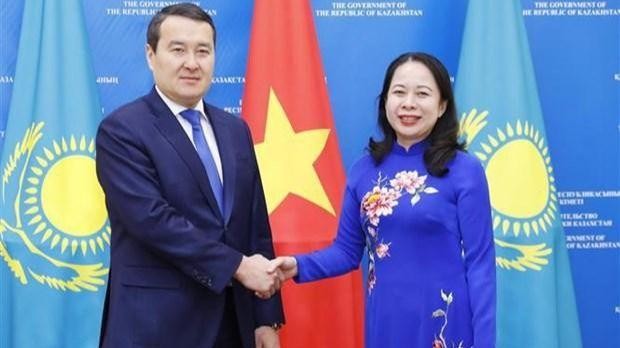 La vice-présidente Vo Thi Anh Xuan et le Premier ministre du Kazakhstan, Alikhan Smailov. Photo : VNA