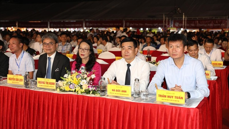 Les délégués lors de la Cérémonie d’ouverture du 4e festival de cannelle dans le district de Van Yên. Photo: baodantoc.vn
