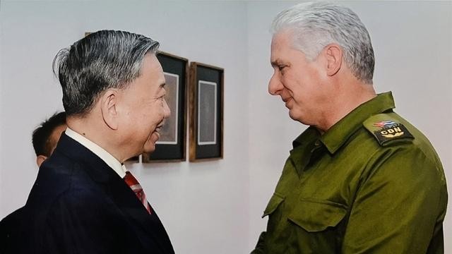 Le général Tô Lâm (à gauche), ministre vietnamien de la Sécurité publique, et premier secrétaire du Parti communiste et président de Cuba Miguel Mario Díaz-Canel Bermúdez. Photo: Ministère de la Sécurité publique du Vietnam