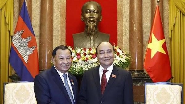 Le Président Nguyên Xuân Phuc (à droite) et le Président du Sénat du Cambodge, Samdech Say Chhum. Photo : VNA.