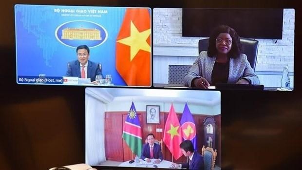 Le vice-ministre des Affaires étrangères Pham Quang Hiêu (à gauche) et la vice-ministre namibienne des Relations internationales et de la Coopération Jenelly Matundu lors de leur entretien en ligne, le 24 octobre. Photo : VNA