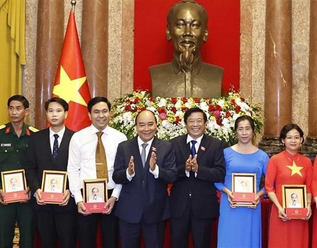 Le président de la République Nguyên Xuân Phuc (centre) lors de la rencontre à Hanoi, le 24 octobre. Photo : VNA
