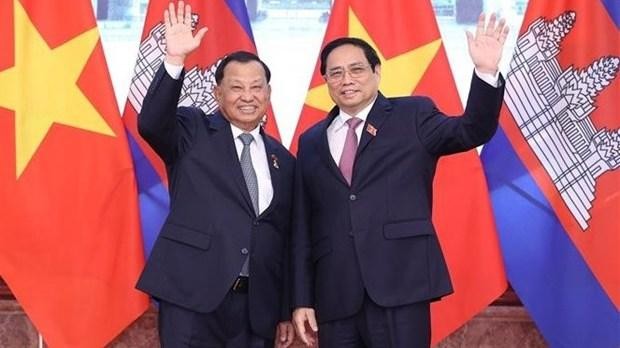 Le Premier ministre Pham Minh Chinh (à droite) et le Président du Sénat du Cambodge Samdech Say Chhum, à Hanoi, le 25 octobre. Photo : VNA. 