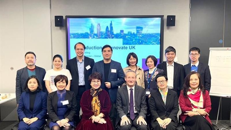 Les délégués vietnamiens et les représentants du British Council. Photo : ministère de l’Éducation et de la Formation