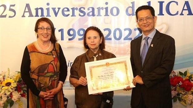 L’ambassadeur du Vietnam en Argentine, Duong Quoc Thanh, remet un satisfecit de l’Union des organisations d’amitié du Vietnam (VUFO) à l’ICAV. Photo : VNA.