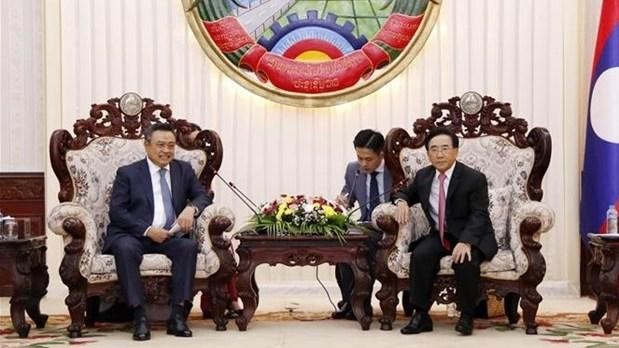 Le Premier ministre lao Phankham Viphavanh (à droite) et Trân Sy Thanh, membre du Comité central du Parti, secrétaire adjoint du Comité municipal du Parti, président du Comité populaire de Hanoï. Photo : VNA.