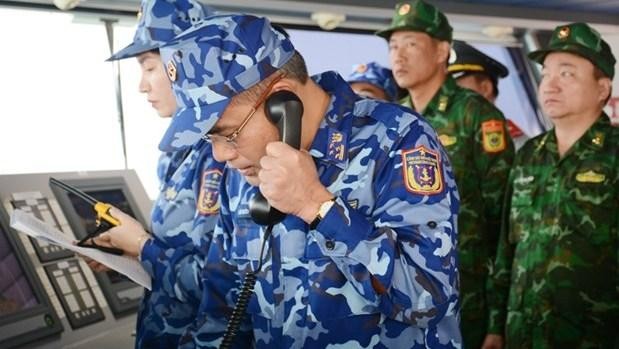 Le colonel Luong Cao Khai en conversation téléphonique avec la Garde-côtes chinoise. Photo : qdnd.vn