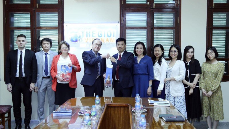 Lors de la visite de l’ambassadeur de Russie au Vietnam, Gennady Bezdetko, au journal Le monde et le Vietnam. Photo: baoquocte.vn