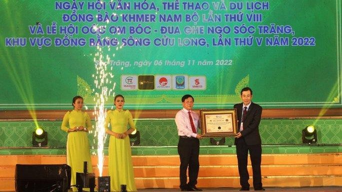 Lors de la cérémonie de remise du record pour « la fête Ooc Om Boc — course de bateaux de Soc Trang ». Photo: nld.com.vn