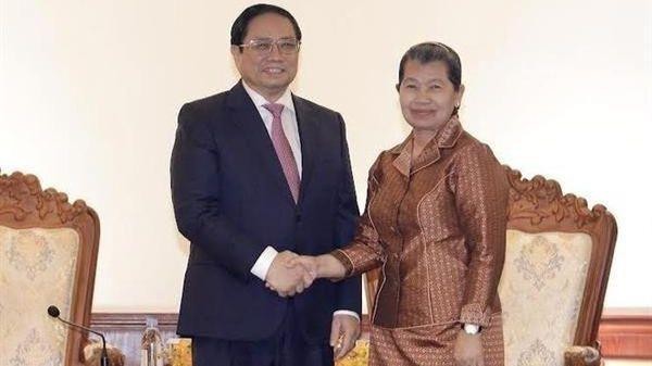 Le Premier ministre Pham Minh Chinh et Mme Men Sam An, Vice-Première ministre et ministre des Relations avec le Parlement et l’Inspection, vice-présidente du Parti du peuple cambodgien, président de l'Association de l'Amitié Cambodge - Vietnam. Photo : VNA.