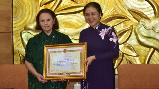 La présidente de l'Union des organisations d'amitié du Vietnam, Nguyen Phuong Nga (droite), remet le satisfecit à Mme Poldi María Sosa Schmidt, présidente de l'Institut culturel Argentine - Vietnam. Photo: VNA