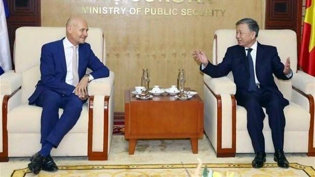 Le général Tô Lâm, ministre de la Sécurité publique (à droite), et le nouvel ambassadeur des Pays-Bas, Kees van Baar. Photo: VNA