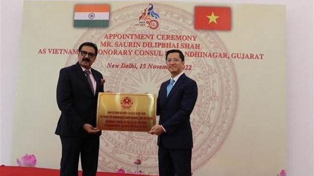 L'ambassadeur du Vietnam en Inde, Nguyên Thanh Hai (à droite) et le consul honoraire du Vietnam à l'État du Gujarat (Inde) Saurin Dilipbhai Shah. Photo : VNA.