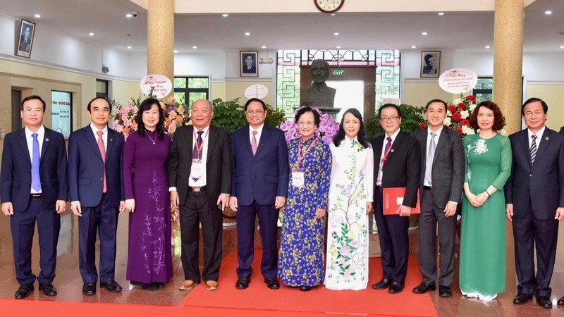 Le Premier ministre Pham Minh Chinh (5e, de gauche à droite) et les cadres et enseignants de la Faculté de médecine de Hanoi. Photo : Trân Hai/NDEL.