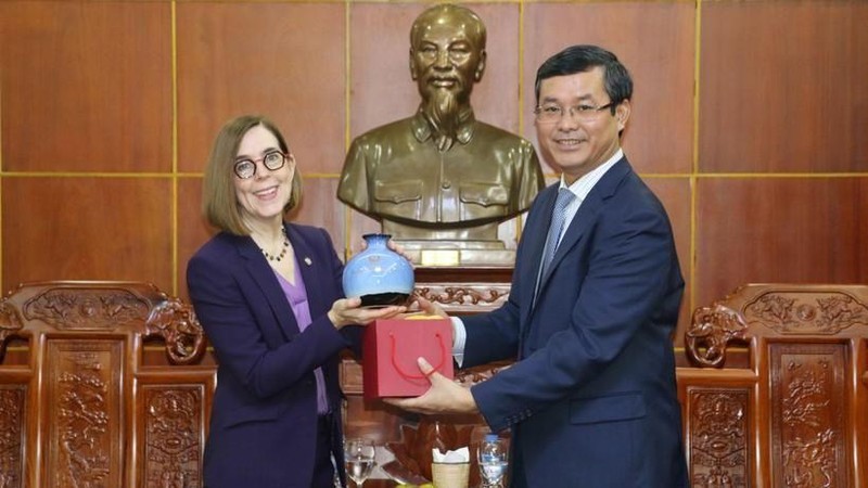 Le vice-ministre vietnamien de l'Éducation et de la Formation, Nguyên Van Phuc (à droite), remet un cadeau de souvenir à Kate Brown, gouverneure de l’État américain d’Oregon. Photo: giaoducthoidai.vn