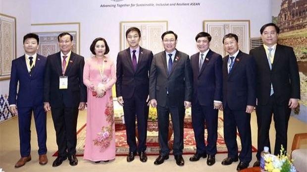 Vuong Dinh Huê et Tan Chuan-jin (au milieu) et des délégués des deux pays. Photo : VNA.
