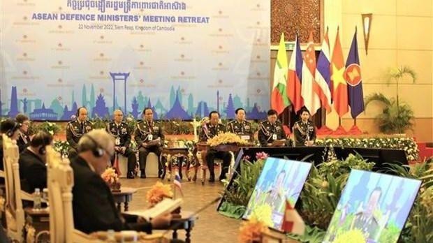 La réunion à huis clos des ministres de la Défense de l’ASEAN (ADMM Retreat) à Siem Reap, le 22 novembre. Photo : VNA.