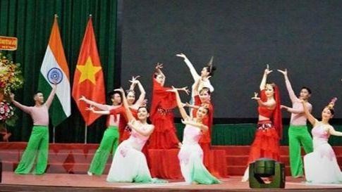 Spectacle pour célébrer le 50e anniversaire de l'établissement des relations diplomatiques entre le Vietnam et l'Inde. Photo d'illustration: VNA.