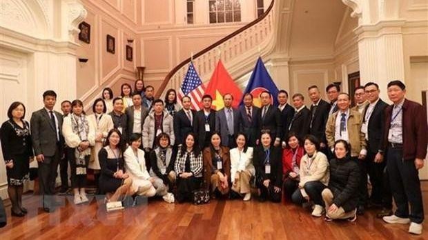 La délégation et du personnel de l'ambassade du Vietnam aux Etats-Unis. Photo: VNA.