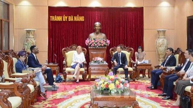 Le secrétaire du Comité du Parti de la ville de Dà Nang, Nguyên Van Quang, et la la consule générale des États-Unis à Hô Chi Minh-Ville Susan Brûle. Photo : VNA.