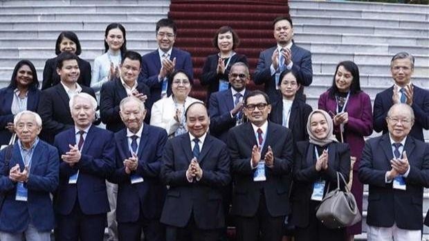 Le Président Nguyên Xuân Phuc (premier rang, au centre) pose avec les scientifiques participant à 45e conférence de la Fédération des associations économiques de l’ASEAN. Photo : VNA.