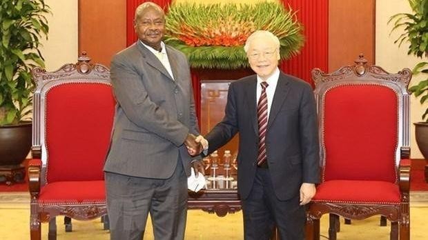 Le Secrétaire général du Parti, Nguyên Phu Trong (à droite) et le Président ougandais, Yoweri Kaguta Museveni. Photo : VNA.