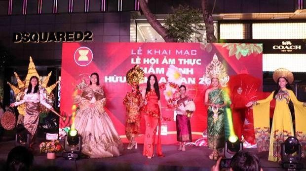 Une performance artistique lors de la cérémonie d'ouverture du Festival gastronomique de l'ASEAN 2022 à Hô Chi Minh-Ville. Photo : VNA.