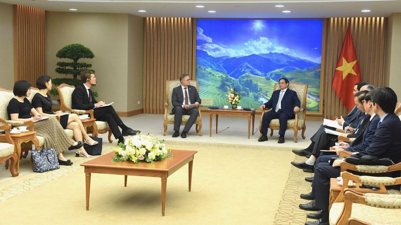 Lors de la rencontre entre le Premier ministre Pham Minh Chinh (à droite) et l'ambassadeur Nicolai Prytz. Photo : Tran Hai/NDEL.