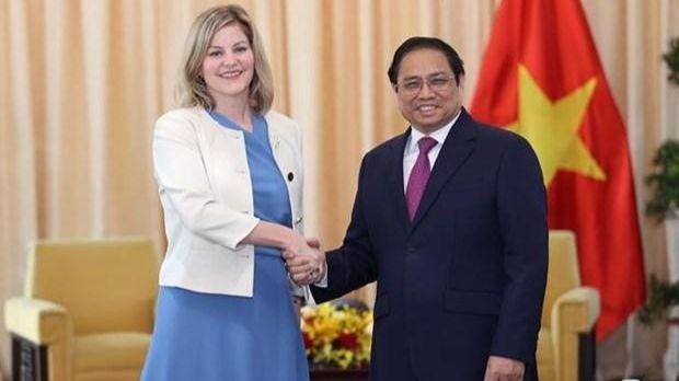 Le Premier ministre Pham Minh et la ministre néerlandaise du Commerce extérieur et de la Coopération au Développement (VVD), Liesje Schreinemacher. Photo : VNA.