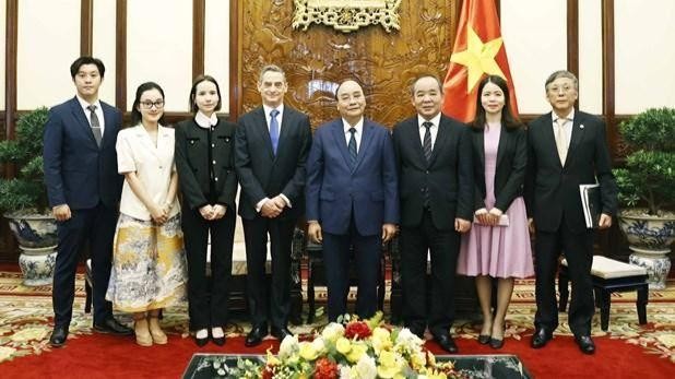 Le Président Nguyên Xuân Phuc (4e à partir de la droite) et l'ambassadeur du Chili, Patricio Becker (4e à partir de la gauche), et d'autres responsables lors de la réception. Photo : VNA.