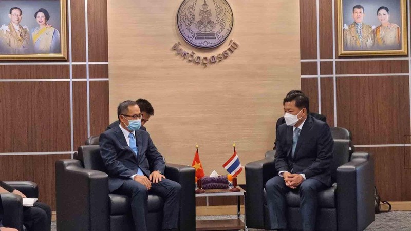 Lors de la rencontre entre l’ambassadeur vietnamien en Thaïlande, Phan Chi Thanh, et Wanchai Kongkasem, gouverneur de la province thaïlandaise d’Udon Thani. Photo: baoquocte.vn