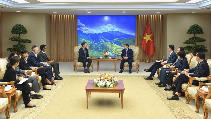 Une vue générale de la rencontre entre le Premier ministre Pham Minh Chinh et le directeur de l’exploitation de Nike, Inc., Andy Campion, à Hanoi. Photo : Trân Hai/NDEL.