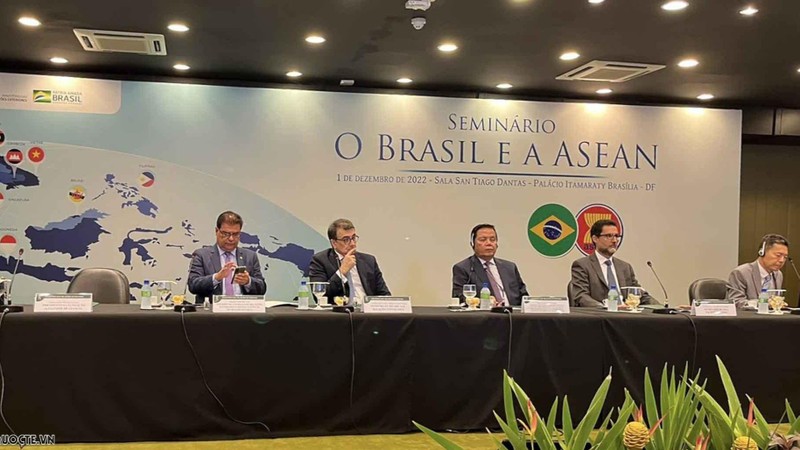 Lors de la conférence intitulée « le Brésil et l’ASEAN ». Photo: baoquocte