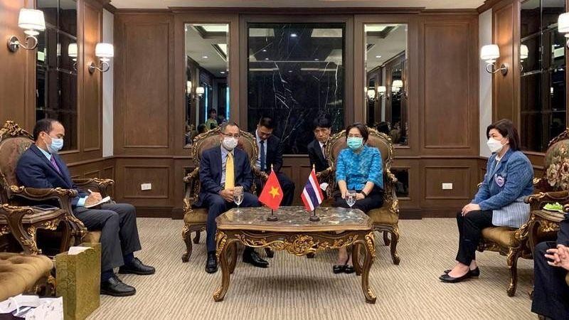Lors de la rencontre entre l’ambassadeur vietnamien en Thaïlande, Phan Chi Thành, et Angkana Chitatitta, maire adjointe de Saraburi. Photo: NDEL 