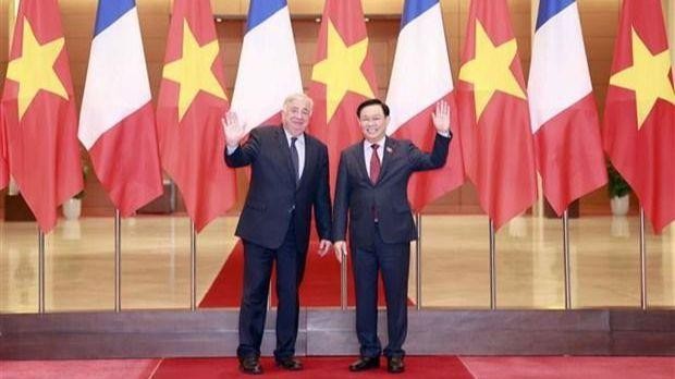 Le Président de l'Assemblée nationale, Vuong Dinh Huê (à droite), et le Président du Sénat français, Gérard Larcher. Photo : VNA.