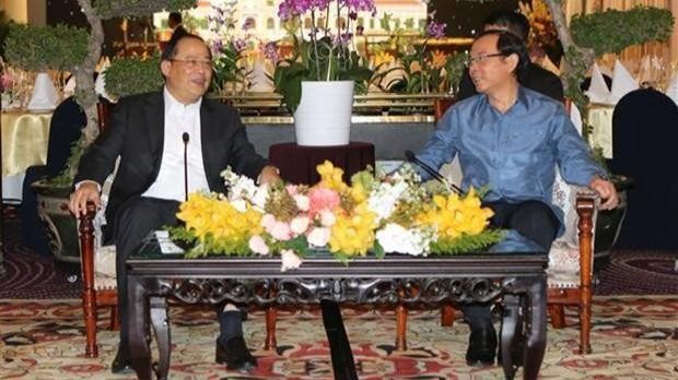 Nguyen Van Nen (droite), membre du Bureau politique, secrétaire du Comité du Parti de Ho Chi Minh-Ville, reçoit le vice-Premier ministre lao Sonexay Siphandone. Photo : VNA