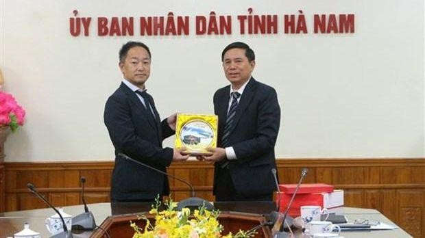 Le vice-président du Comité populaire provincial, Tran Xuan Duong (droite), présente un cadeau au directeur du Bureau du maire de la ville d'Izumiotsu de la préfecture d'Osaka au Japon. Photo : VNA