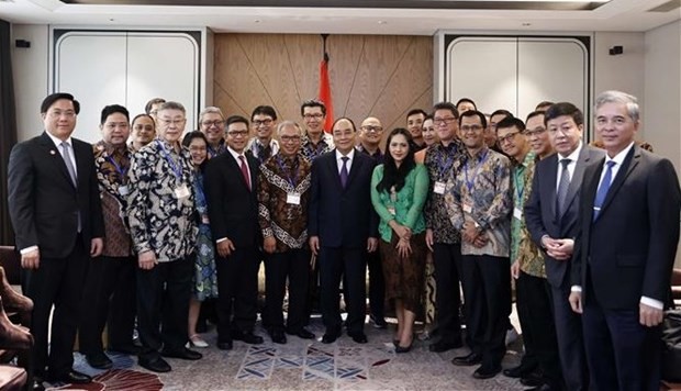 Le Président Nguyên Xuân Phuc prend une photo avec des membres de l'Association d'amitié Indonésie - Vietnam. Photo : VNA.