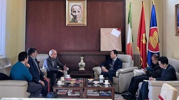 L'ambassadeur du Vietnam en Italie, Duong Hai Hung (droite) et le secrétaire général du Parti communiste italien, Mauro Alboresi. Photo: VNA