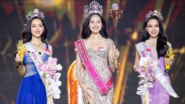 La Miss Vietnam 2022 Huynh Thi Thanh Thuy (milieu). Photo: VNA