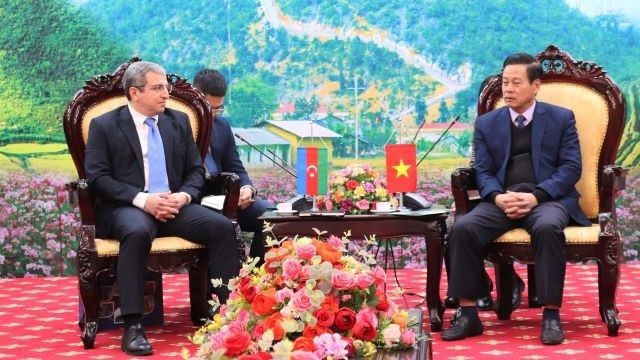 Lors de la rencontre entre président du comité populaire de Ha Giang, Nguyên Van Son, et l’ambassadeur d’Azerbaïdjan, Shovgi Mehdizade. Photo : hagiang.gov.vn