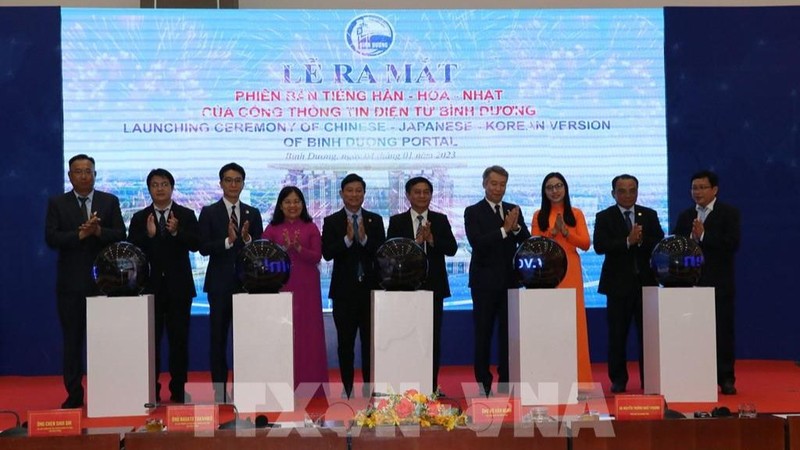 La cérémonie d’inauguration des versions sud-coréenne, chinoise et japonaise du portail d’information électronique de Binh Duong. Photo : VNA.