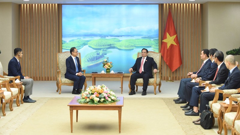 Le Premier ministre Pham Minh Chinh (droite) a reçu 6 janvier à Hanoï l'ambassadeur du Cambodge, Chay Navuth. Photo : Trân Hai/NDEL