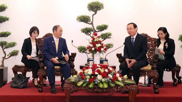 Nguyên Van Nên, membre du Bureau politique et secrétaire du Comité du Parti de Hô Chi Minh-Ville (à droite) et l'ancien Premier ministre du Japon, Suga Yoshihide. Photo : VNA,